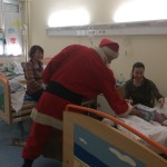 Babbo Natale visita i piccoli bambini