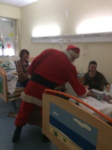 Babbo Natale visita i piccoli bambini