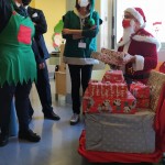 Babbo Natale distribuisce i regali